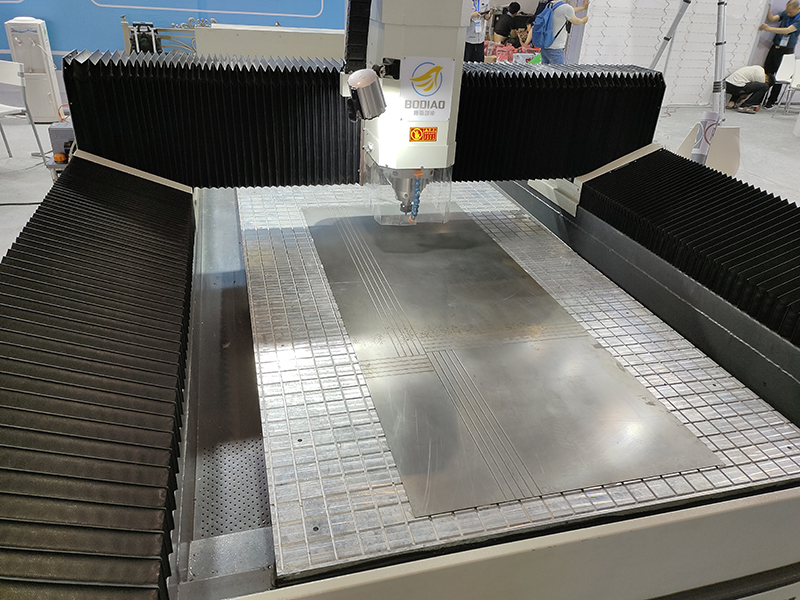 鋁門(mén)板精雕機(jī)